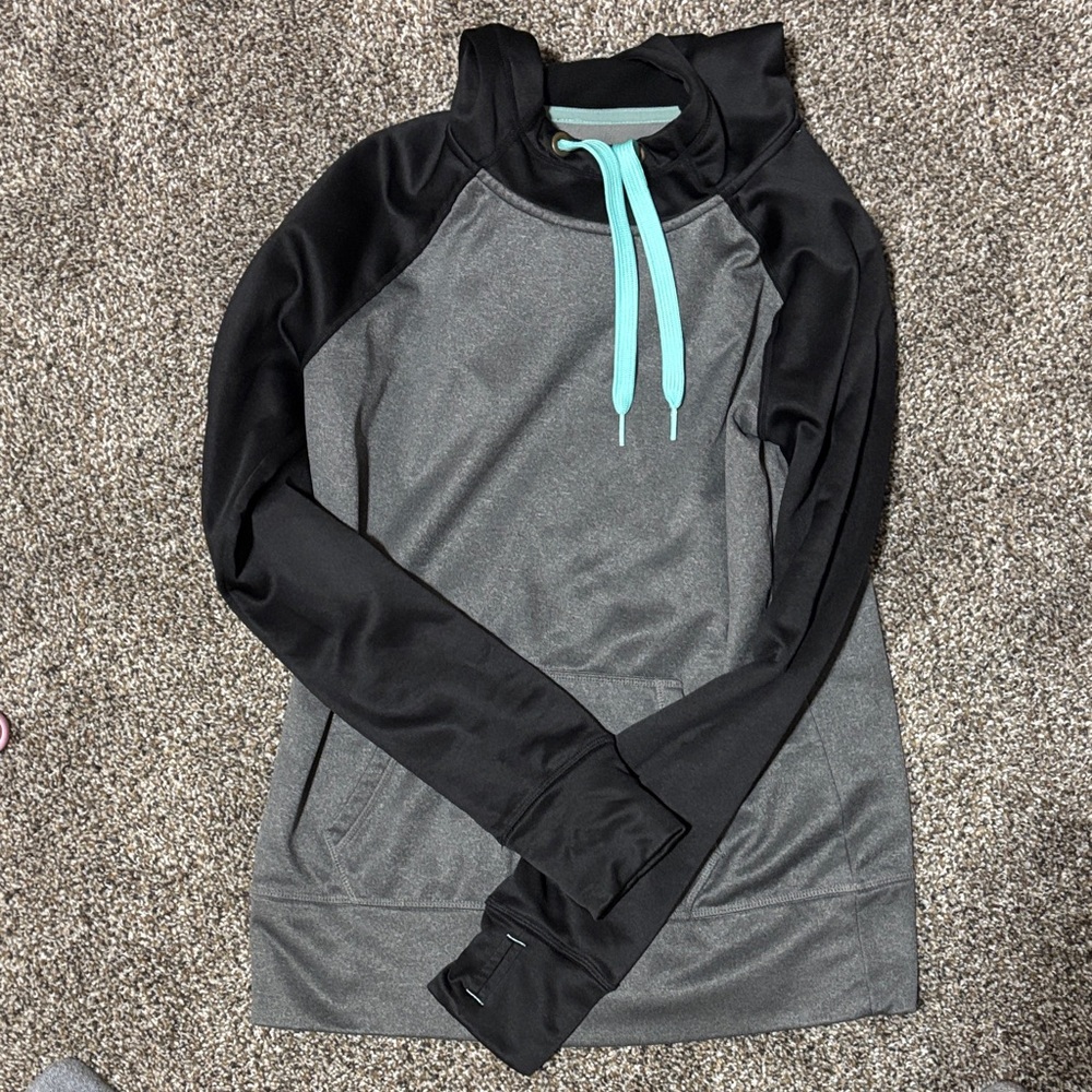 Women's Gray and Black Pullover Top